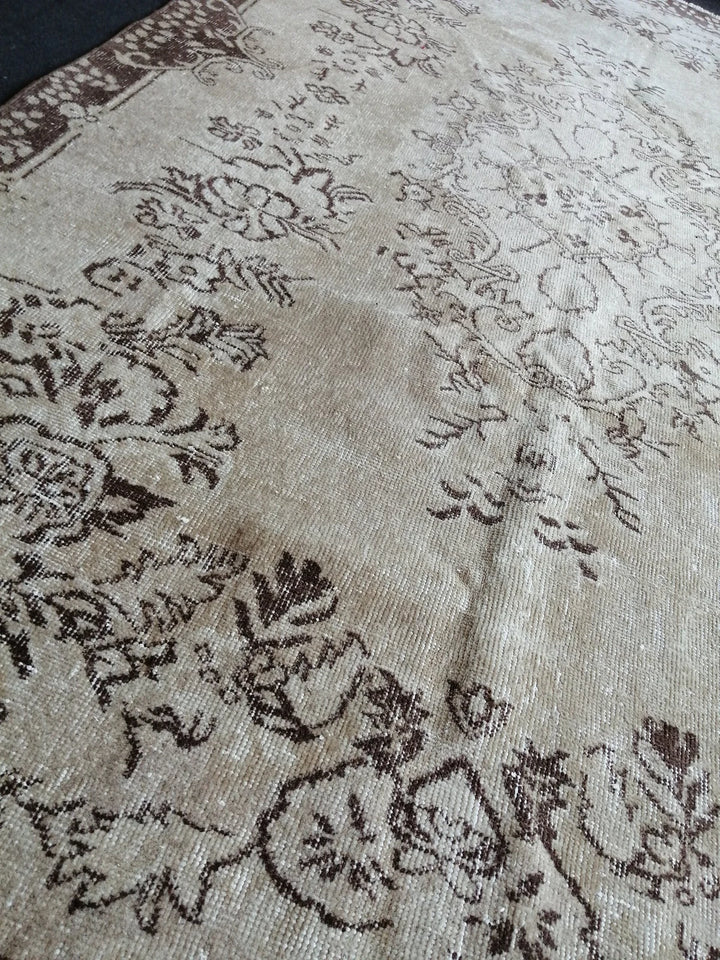 Beige Turkish Runner Rug 5' 6" x 9' 7" Hand-Knotted | No. WR53901