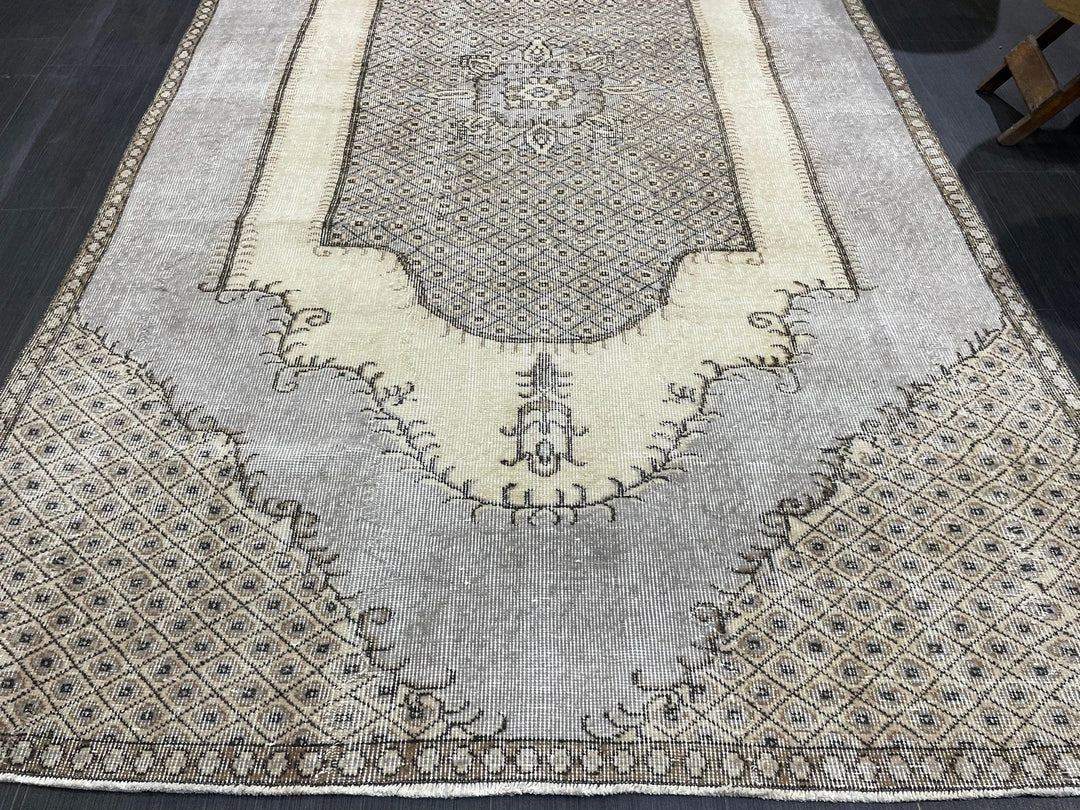 Beige Turkish Runner Rug 5' 3" x 9' 1" Hand-Knotted | No. WR64506