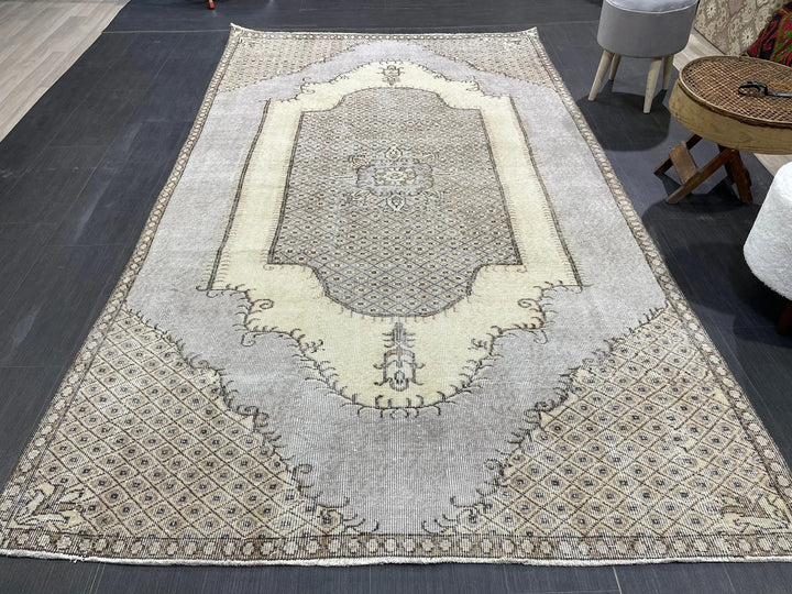 Beige Turkish Runner Rug 5' 3" x 9' 1" Hand-Knotted | No. WR64506