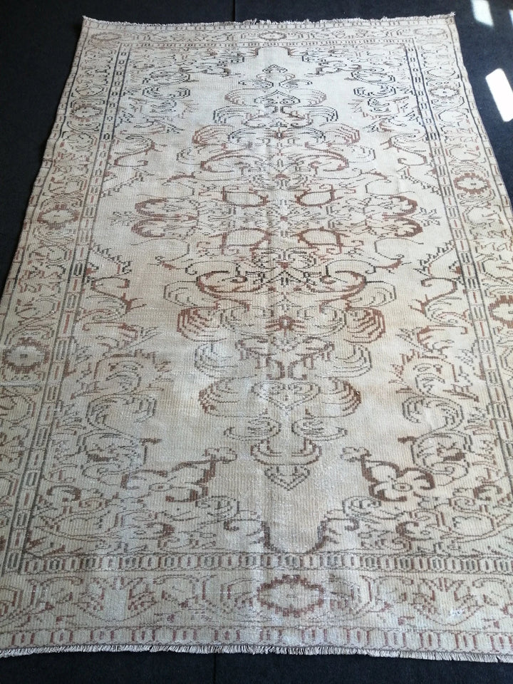 Beige Turkish Runner Rug 6' x 9' Hand-Knotted | No. WR72028