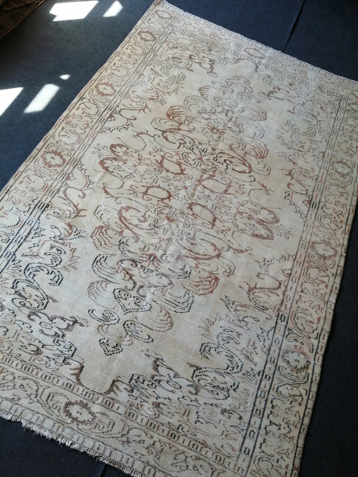 Beige Turkish Runner Rug 6' x 9' Hand-Knotted | No. WR72028