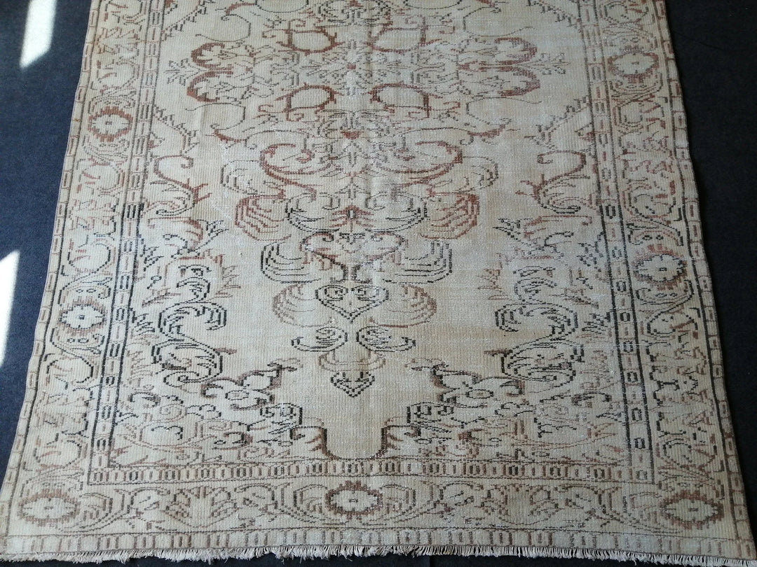 Beige Turkish Runner Rug 6' x 9' Hand-Knotted | No. WR72028