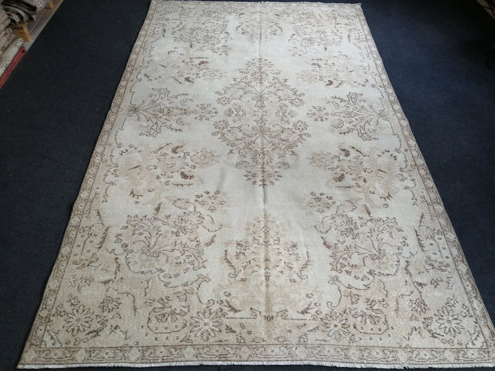 Beige Turkish Runner Rug 5' 5" x 9' Hand-Knotted | No. WR88346