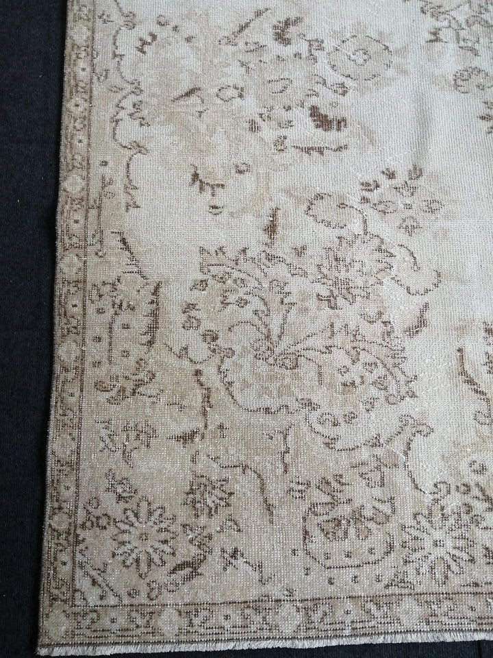 Beige Turkish Runner Rug 5' 5" x 9' Hand-Knotted | No. WR88346