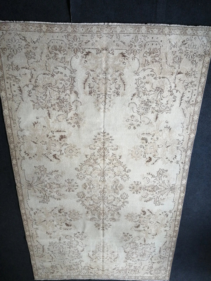Beige Turkish Runner Rug 5' 5" x 9' Hand-Knotted | No. WR88346