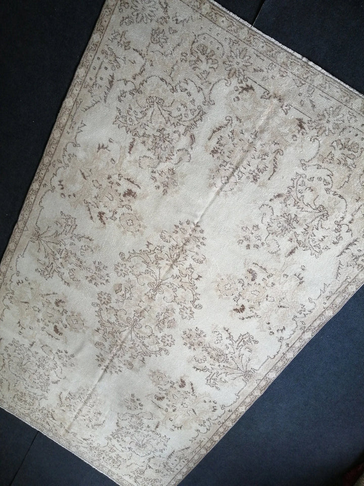 Beige Turkish Runner Rug 5' 5" x 9' Hand-Knotted | No. WR88346