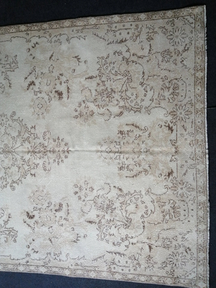 Beige Turkish Runner Rug 5' 5" x 9' Hand-Knotted | No. WR88346
