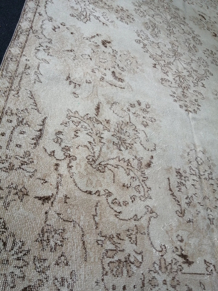 Beige Turkish Runner Rug 5' 5" x 9' Hand-Knotted | No. WR88346