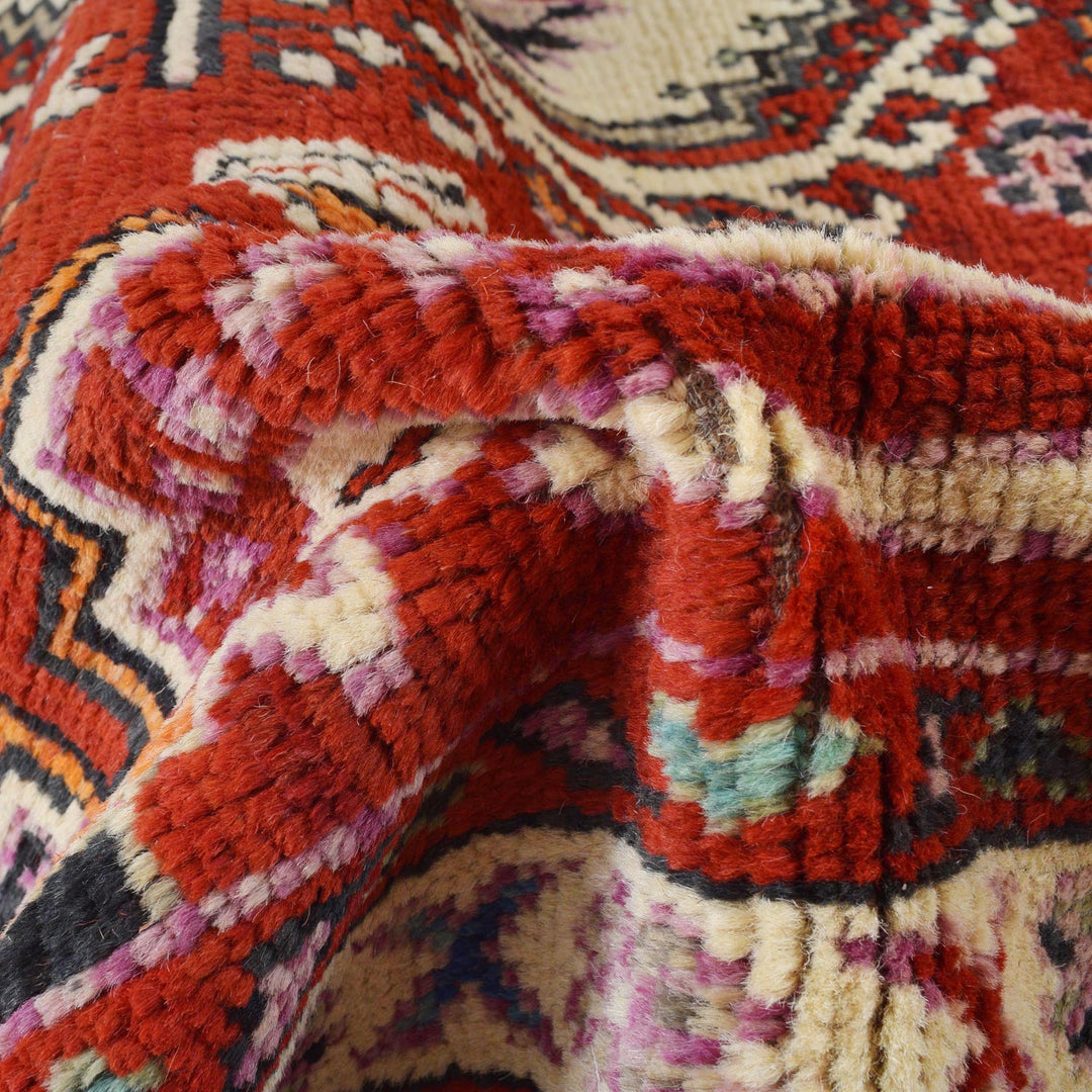 Rich Red Color Shiraz Carpet 4' 11" x 6' 6" - No. AL48614