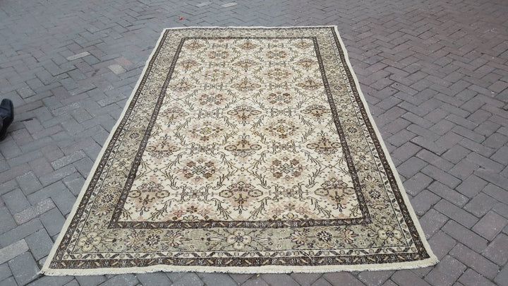 Beige Turkish Runner Rug 5' 7" x 9' 7" Hand-Knotted | No. WR53137