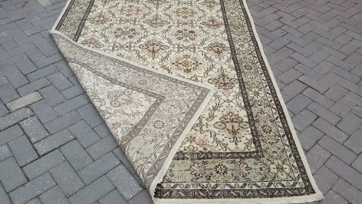 Beige Turkish Runner Rug 5' 7" x 9' 7" Hand-Knotted | No. WR53137