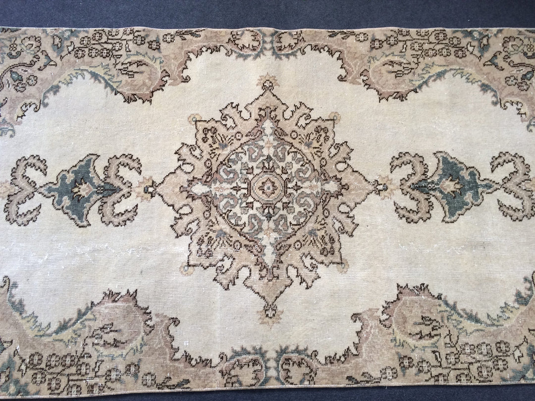 Turkish Oushak Rug 2'7" x 10'1" Hand-Knotted detail