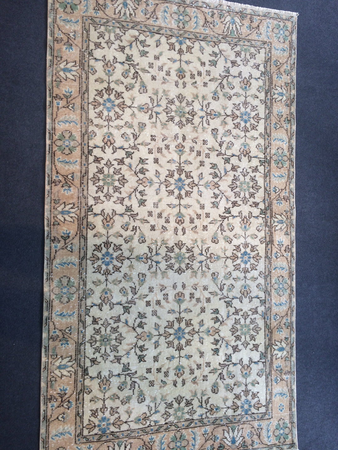 Turkish Oushak Rug Hand-Knotted border