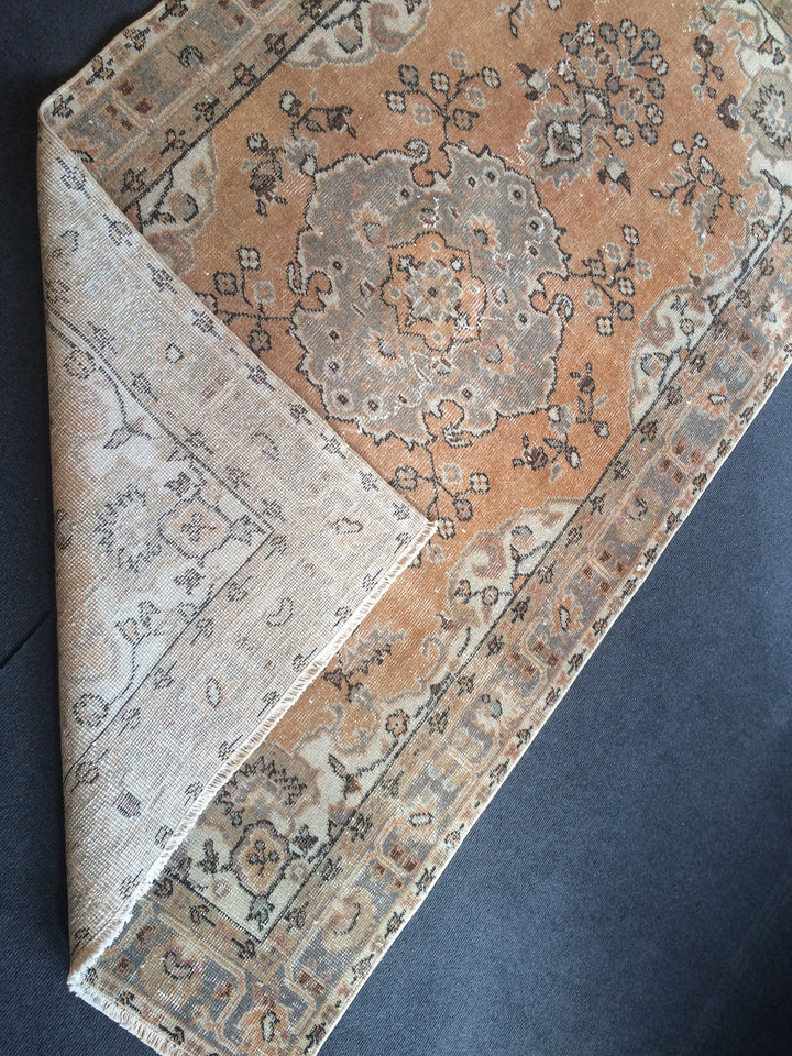 Turkish Oushak Rug Hand-Knotted border