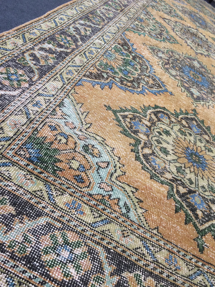 Beige Turkish Runner Rug 4' 10" x 12' 4" Hand-Knotted texture