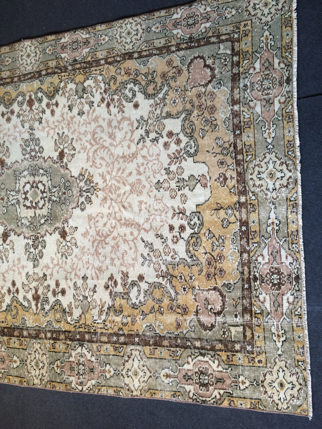 Turkish Oushak Rug 6' x 8' Hand-Knotted border