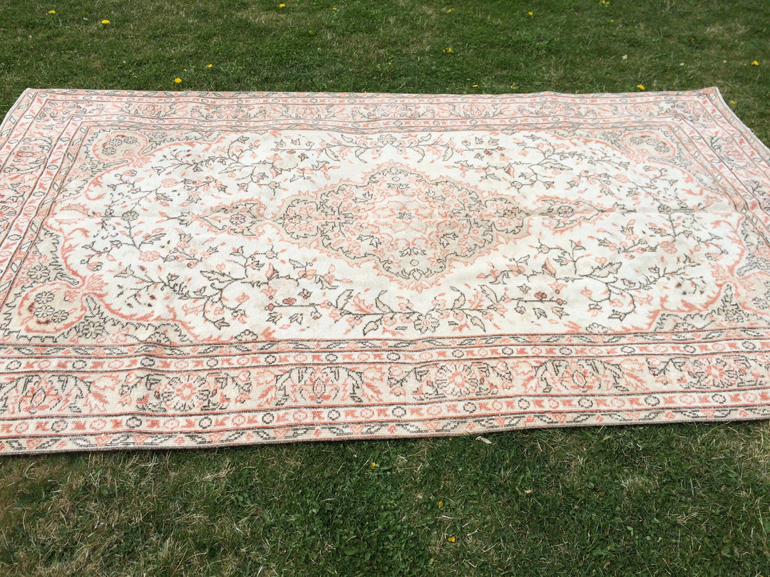 Beige Turkish Runner Rug 6' x 10' Hand-Knotted border