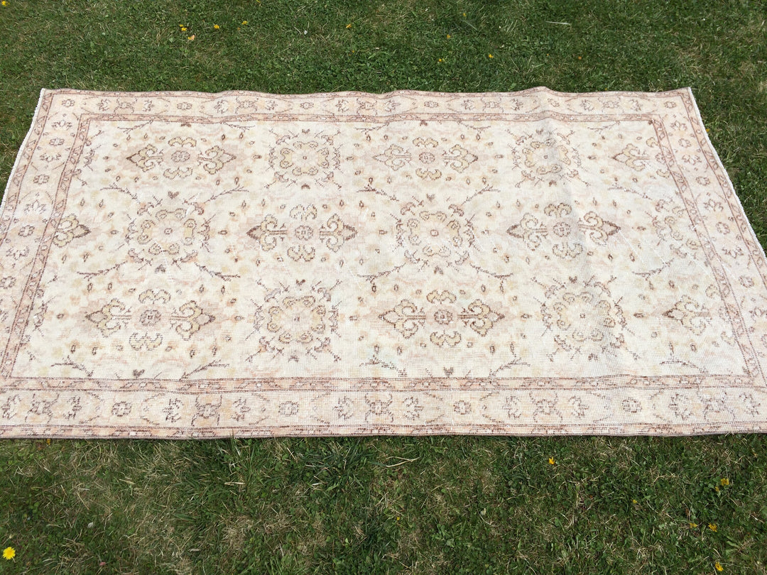 Beige Turkish Runner Rug 4' x 7' Hand-Knotted pattern
