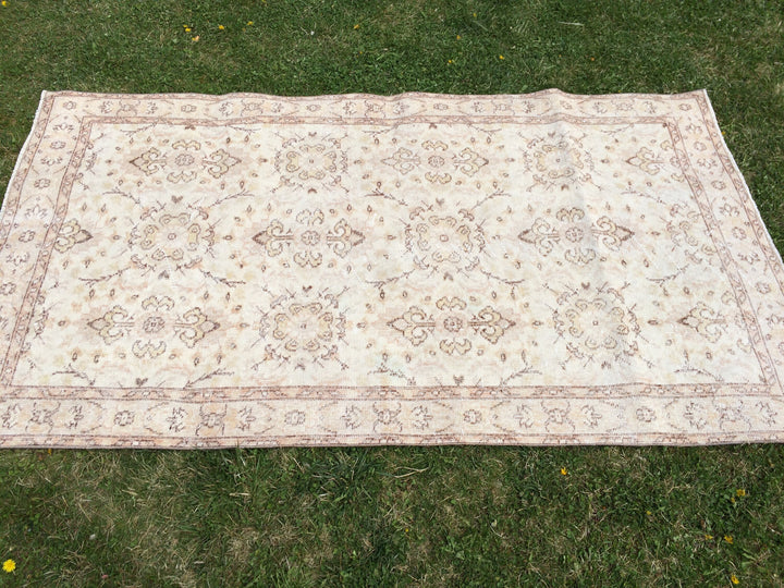 Beige Turkish Runner Rug 4' x 7' Hand-Knotted pattern