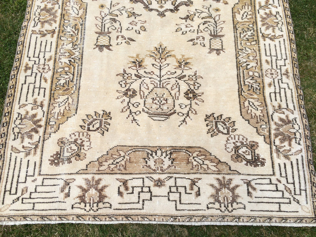 Beige Turkish Oushak Rug 5' x 9' Hand-Knotted close-up