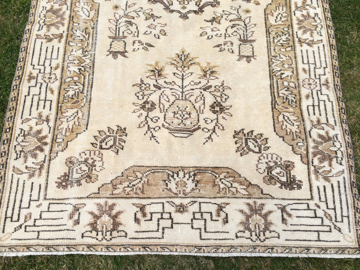 Beige Turkish Oushak Rug 5' x 9' Hand-Knotted close-up