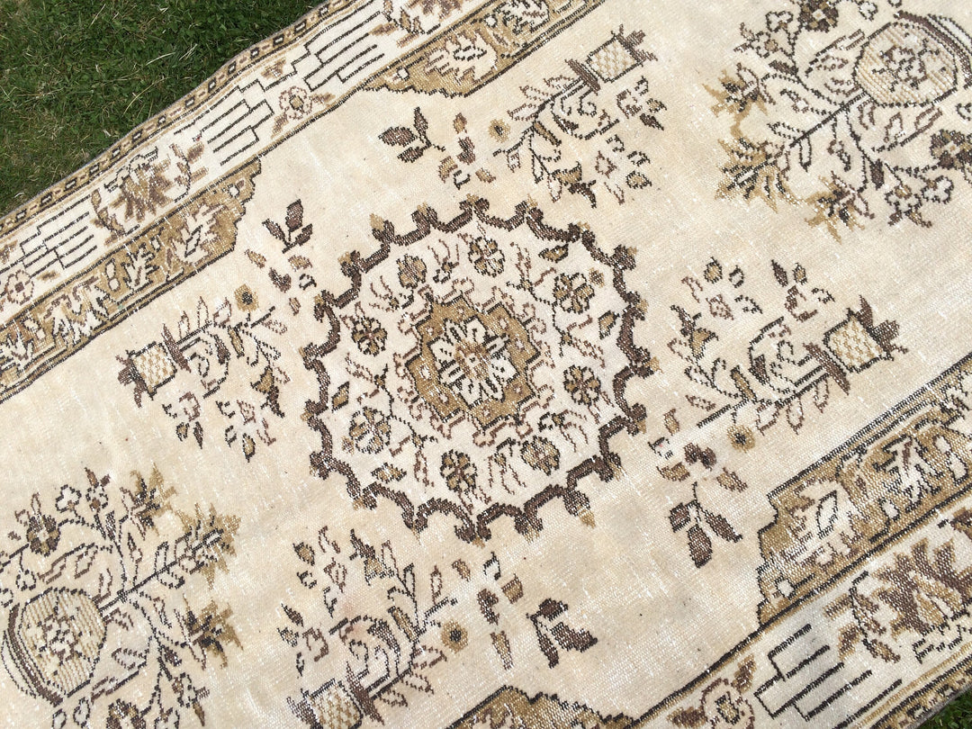 Beige Turkish Oushak Rug 5' x 9' Hand-Knotted pattern