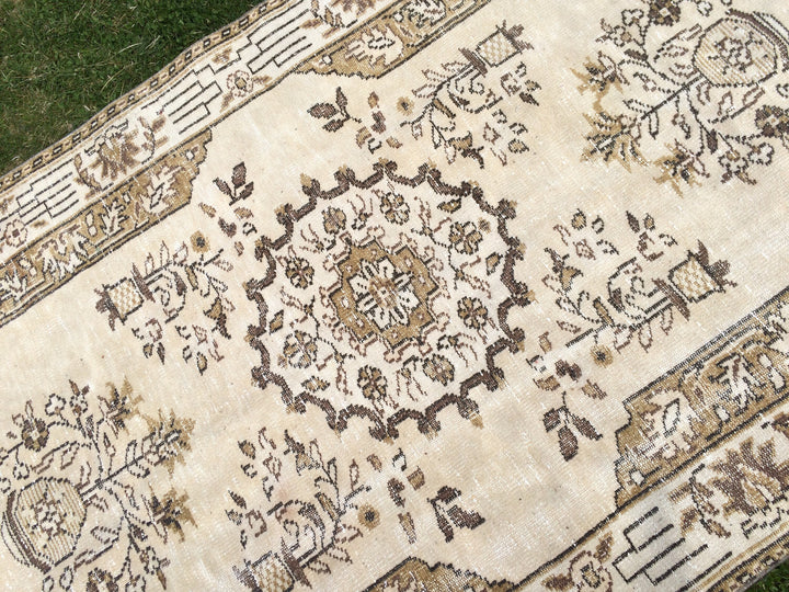 Beige Turkish Oushak Rug 5' x 9' Hand-Knotted pattern