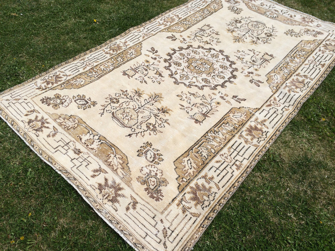 Beige Turkish Oushak Rug 5' x 9' Hand-Knotted border