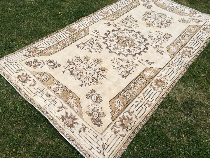 Beige Turkish Oushak Rug 5' x 9' Hand-Knotted border