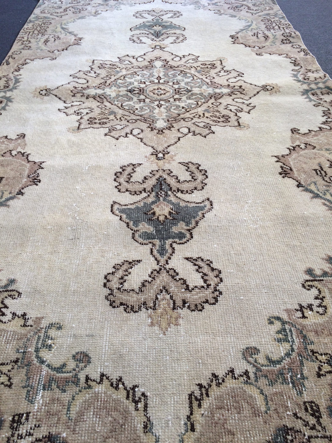 Turkish Oushak Rug 2'7" x 10'1" Hand-Knotted close-up