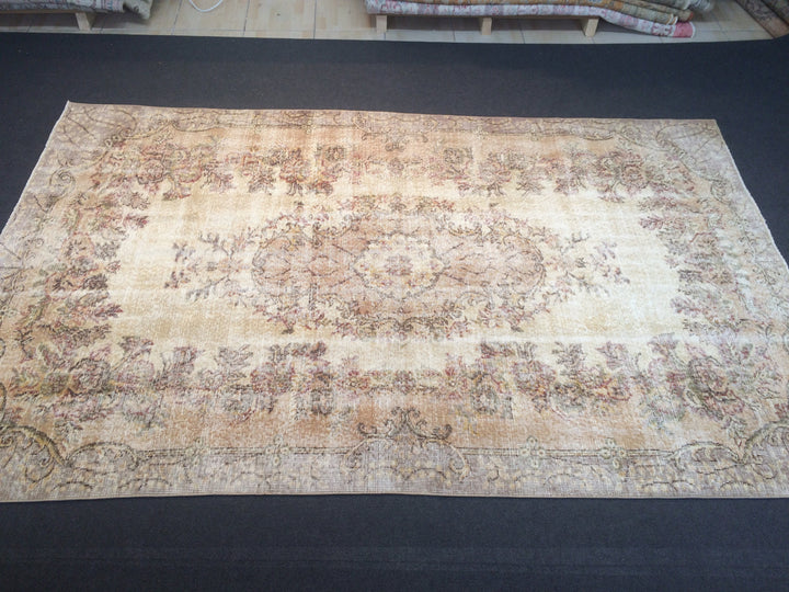 Beige Turkish Runner Rug 5' 7" x 9' Hand-Knotted field