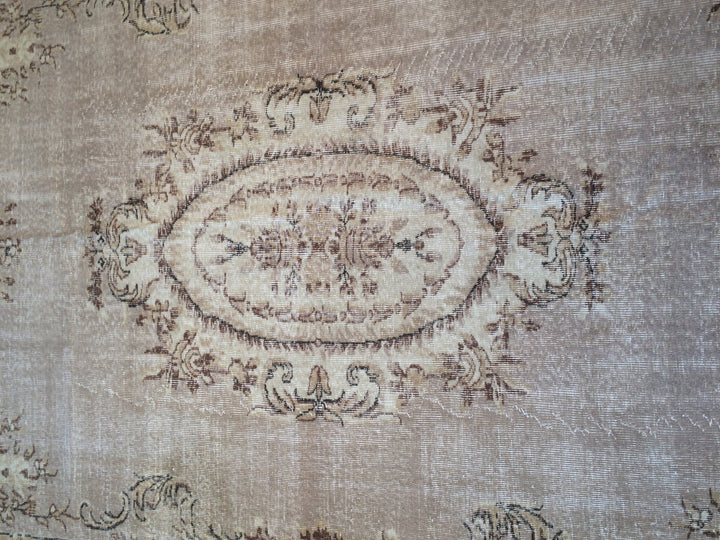 Beige Turkish Runner Rug 7' 5" x 10' Hand-Knotted border