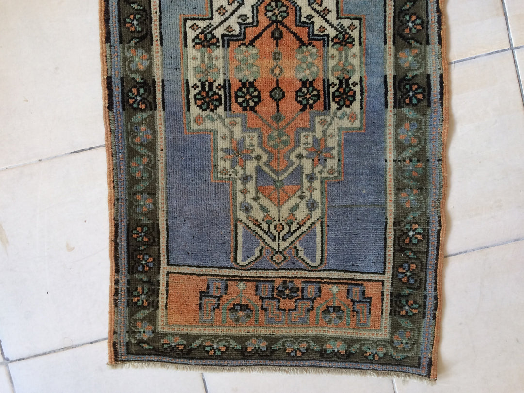 Turkish Oushak Rug 2'7" x 9'10" Hand-Knotted close-up
