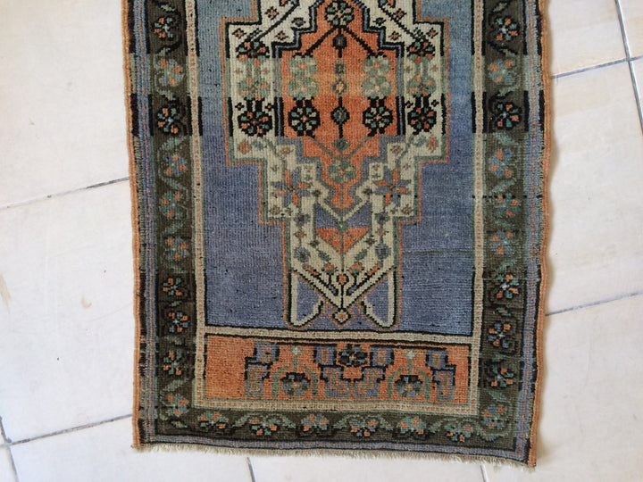 Turkish Oushak Rug 2'7" x 9'10" Hand-Knotted close-up