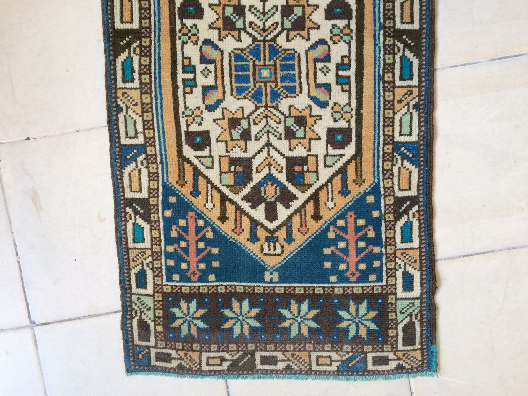 Turkish Oushak Rug 2'7" x 9'10" Hand-Knotted close-up