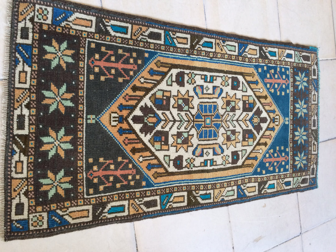Turkish Oushak Rug 2'7" x 9'10" Hand-Knotted border
