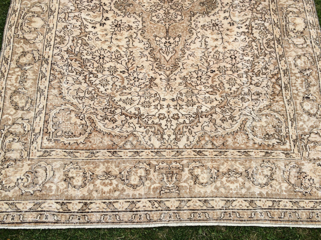 Beige Turkish Runner Rug 6' 4" x 9' 6" Hand-Knotted border