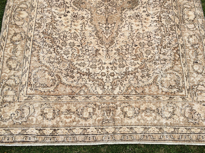 Beige Turkish Runner Rug 6' 4" x 9' 6" Hand-Knotted border