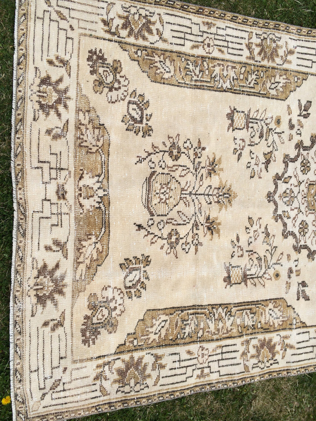 Beige Turkish Oushak Rug 5' x 9' Hand-Knotted texture