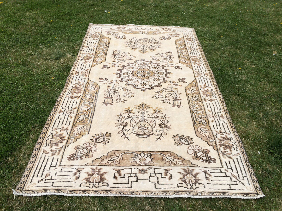 Beige Turkish Oushak Rug 5' x 9' Hand-Knotted detail
