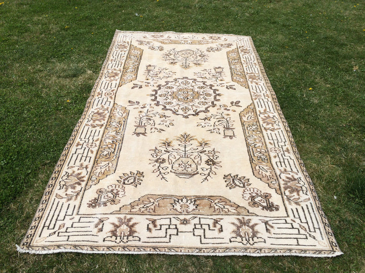 Beige Turkish Oushak Rug 5' x 9' Hand-Knotted detail