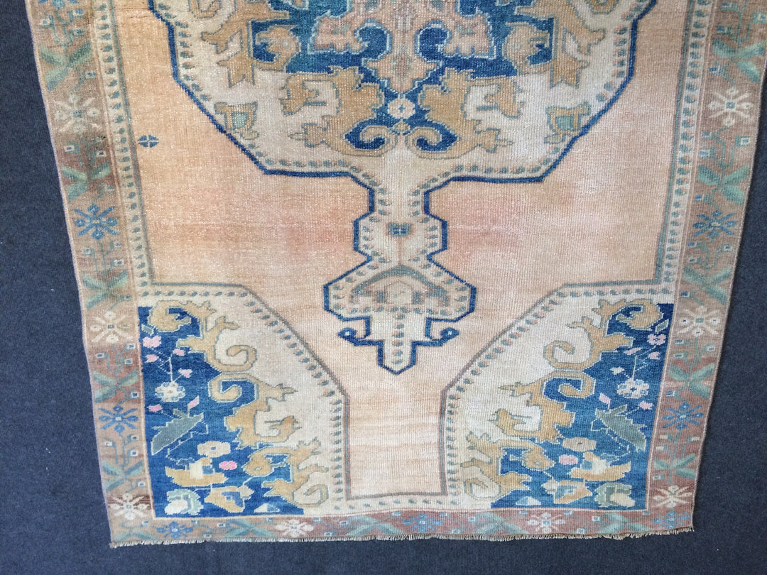 Turkish Oushak Rug Hand-Knotted border