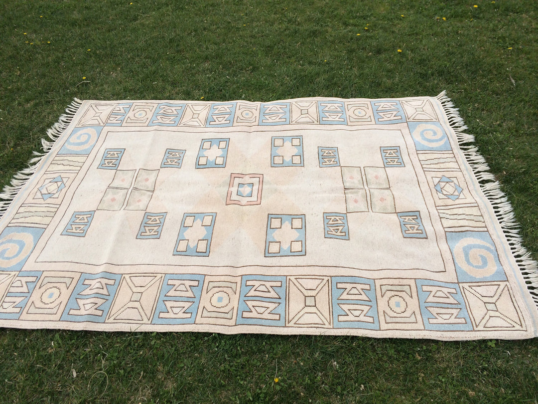 Beige Turkish Oushak Rug 5' x 8' Hand-Knotted close-up