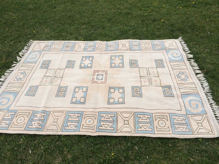 Beige Turkish Oushak Rug 5' x 8' Hand-Knotted close-up