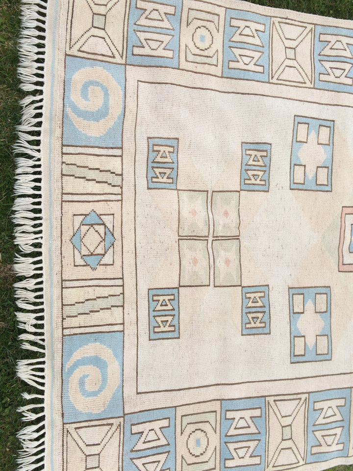 Beige Turkish Oushak Rug 5' x 8' Hand-Knotted texture