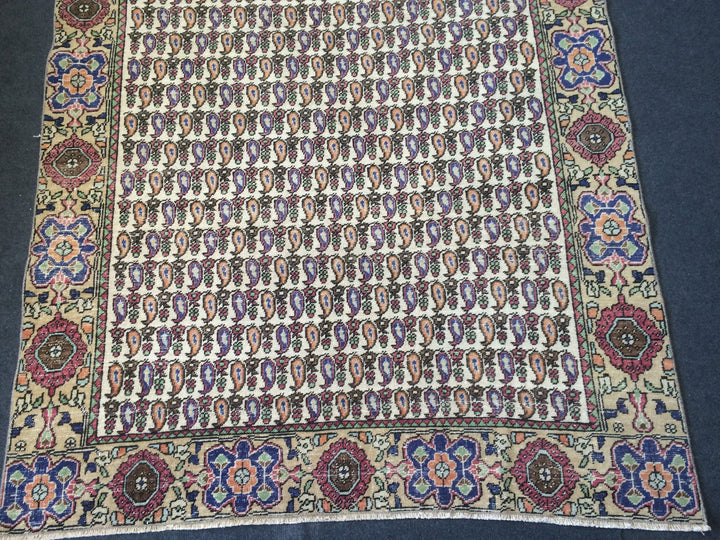 Turkish Oushak Rug Hand-Knotted border