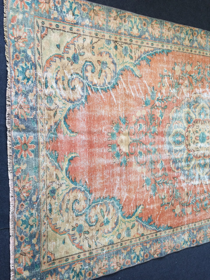 Beige Turkish Runner Rug 6' x 10' Hand-Knotted pattern