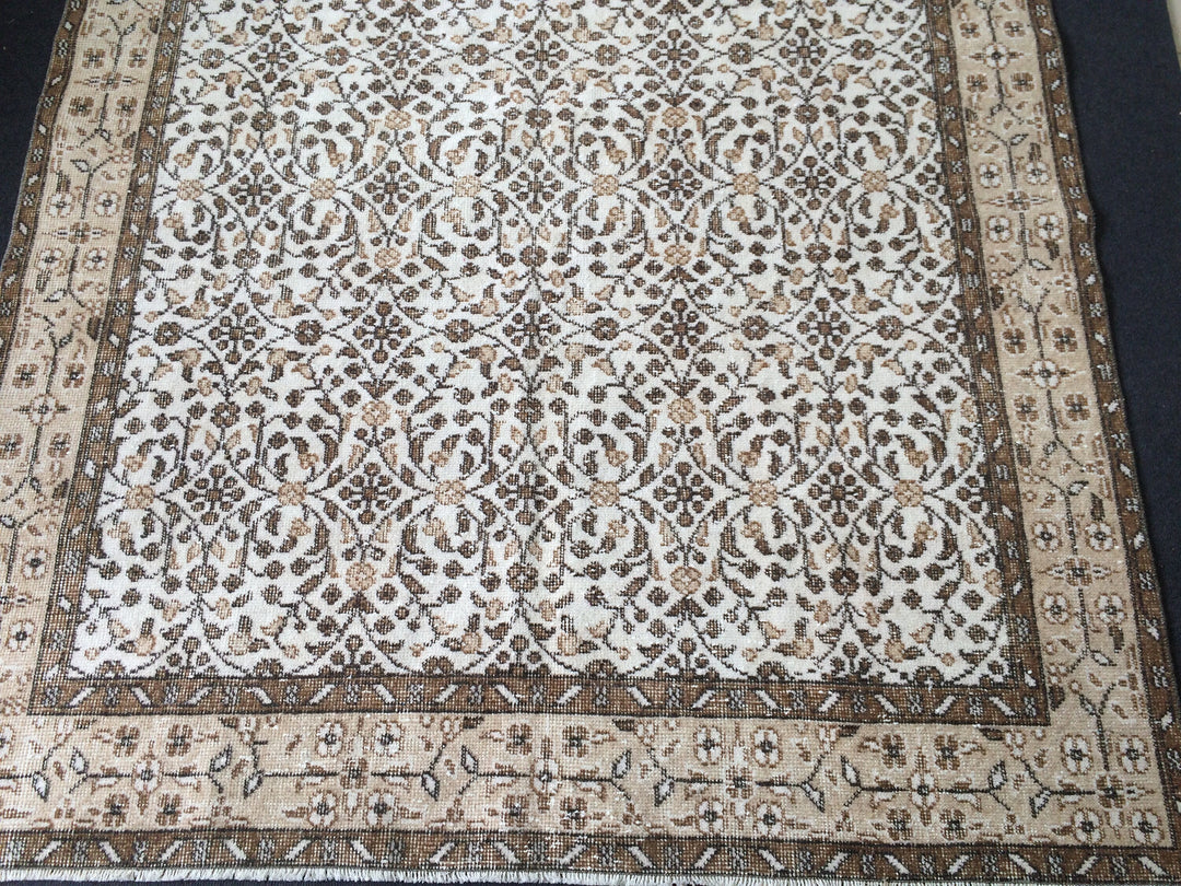 Rust Turkish Oushak Rug Hand-Knotted border