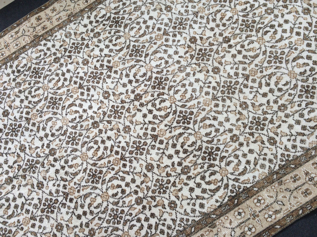 Rust Turkish Oushak Rug Hand-Knotted pattern