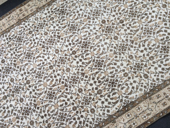 Rust Turkish Oushak Rug Hand-Knotted pattern